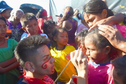 Boys from the Wayuu indigenous etnia get their facs painted by a volunteers at a Christmas event where members of Kiwanis Foundation gave away gifts to Wayuu kids at the Manhanaim Rancheria in Cabo de la Vela, Guajira department, Colombia, on December 23, 2017. Photo by Joaquin Sarmiento