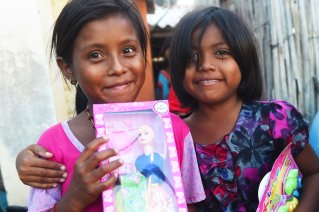 Kids from the Wayuu indigenous etnia pose with their gifts at a Christmas event where members of Kiwanis Foundation gave away gifts to Wayuu kids at the Manhaim Rancheria in Cabo de la Vela, Guajira department, Colombia, on December 23, 2017. Photo by Joaquin Sarmiento